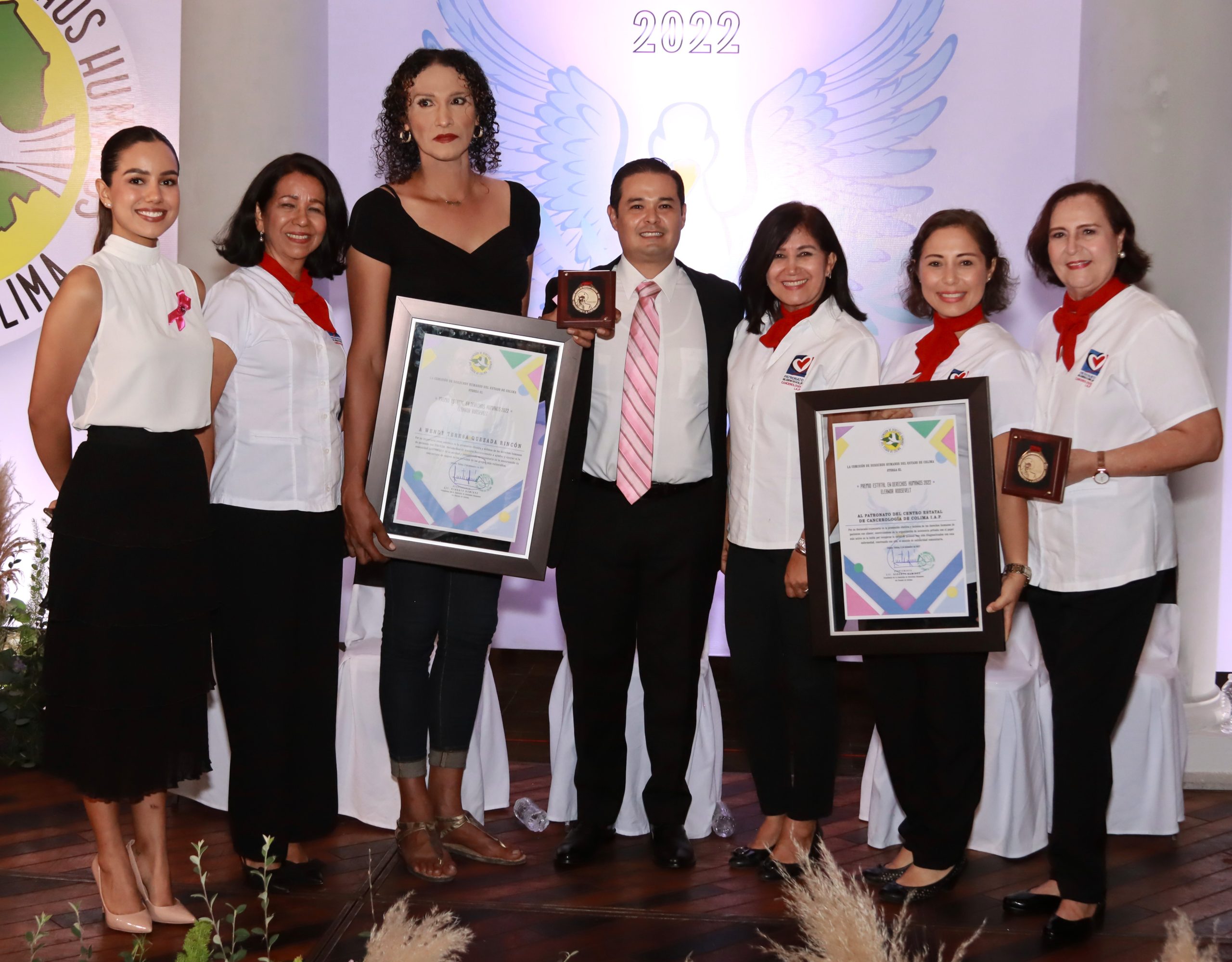 Entrega CDHEC el Premio en Derechos Humanos 2022 a la activista Wendy Teresa Quezada Rincón y al Patronato del Centro Estatal de Cancerología de Colima